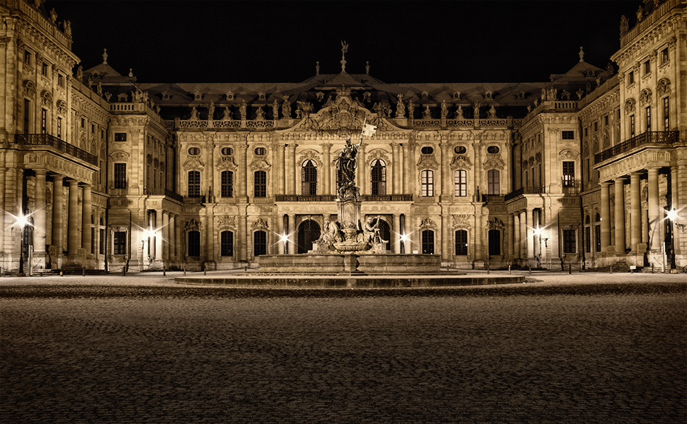 Der Residenzplatz mit Frankoniabrunnen bei Nacht.