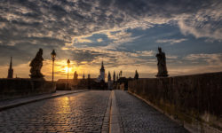 Sonnenaufgang über der Alten Mainbrücke