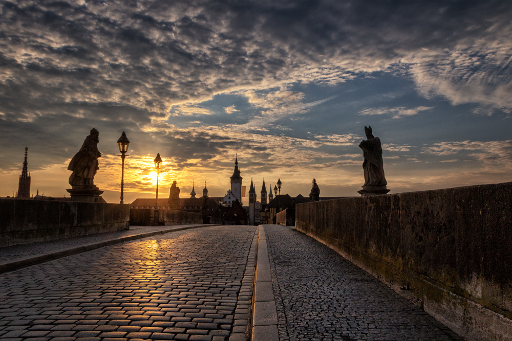 Sonnenaufgang über der Alten Mainbrücke