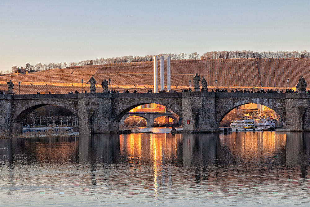 Sonnenuntergang im Februar an der Alten Mainbrücke