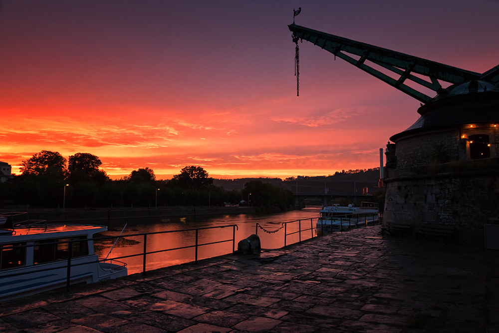 Dramatischer Sonnenuntergang am Alten Kranen.