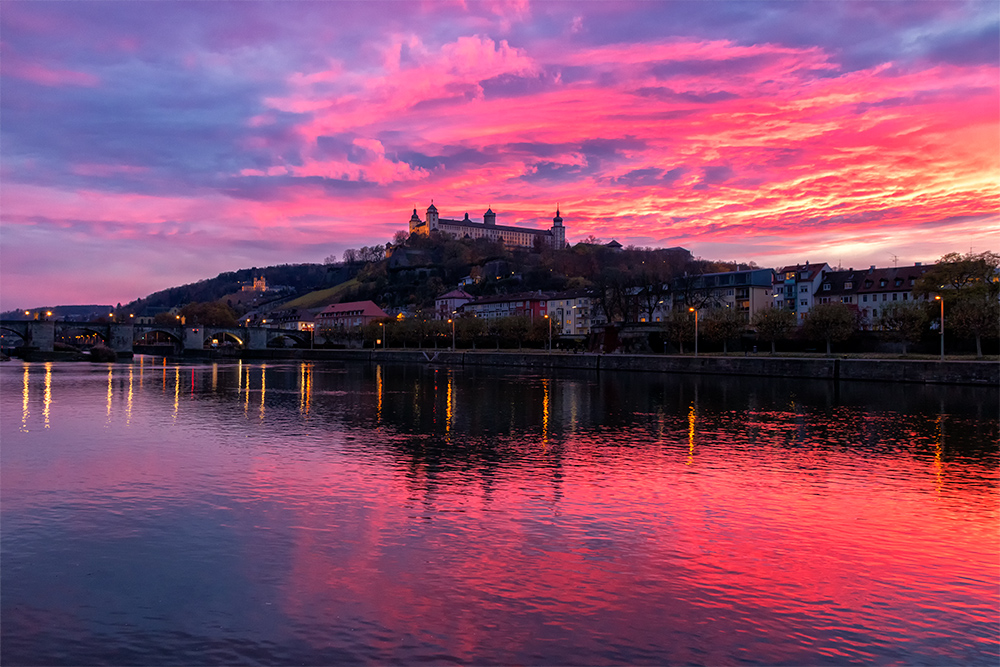 Sonnenuntergang am 15. November in Würzburg. Diese tollen Farben gibt es wirklich nur im Herbst und Winter zu sehen!