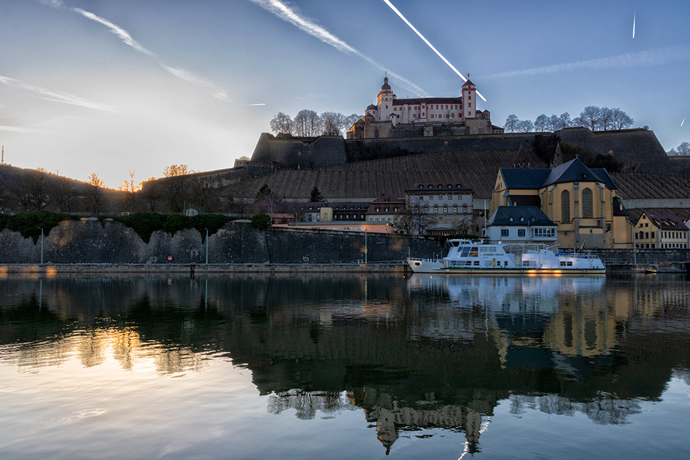 Wie könnte es schöner sein?! Sonnenuntergang am Main in Würzburg.