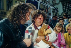 Beim W1-Geburtstag im Jahr 1988 auf der Bühne am Vierröhrenbrunnen. Moderator Kai Fraas im Gespräch mit Schauspieler und Synchronsprecher Tommi Piper. Das Piper hier eine Stoffpuppe von "Alf" im Arm hält ist kein Zufall. Tommi Piper war die Stimme von Alf und wurde deshalb auch eingeladen. Zu dieser Zeit lief Alf im ZDF und war eine sehr erfolgreiche TV-Serie.