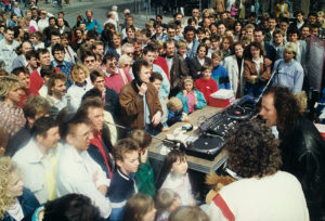 Und auch dieses Foto entstand beim W1-Geburtstag. Auf dem Foto sieht man in der Mitte (mit dem Telefonhörer in der Hand) Moderator Boris Eichler. Auf der Bühne (rechts unten) Kai Fraas und Tommi Piper.