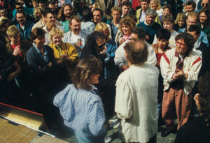Hoher Besuch beim W1-Geburtstag 1988: Carlos Santana mischt sich unter das Publikum. Auf dem Foto sieht man links Uschi Lamertz, rechts Tommi Piper und von hinten den damaligen Chefredakteur Hermann Haupt.
