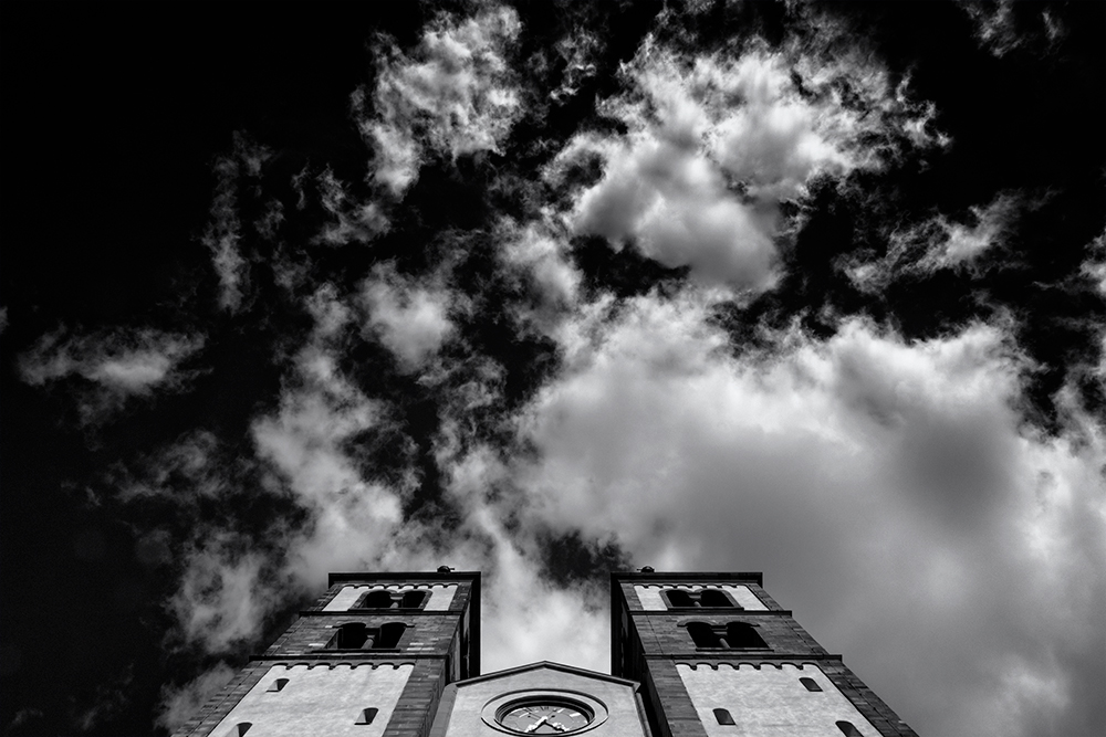 Wolkenspiel in Schwarz-Weiß am Himmel über dem Dom in Würzburg.