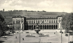Der Würzburger Hauptbahnhof auf einer alten Postkartenansicht. So schön sah der Bahnhof bis zu seiner Zerstörung am 16. März 1945 aus.