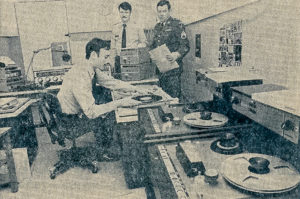 Das ehemalige AFN-Studio in Würzburg 1980. Das Bild zeigt Mike Anthony (sitzend), Bill Boyd (Mitte) und den damaligen Studio-Chef Clark Taylor. Das Foto stammt aus einem Mainpost Artikel vom 8. Mai 1980 und wurde von Heußner gemacht.