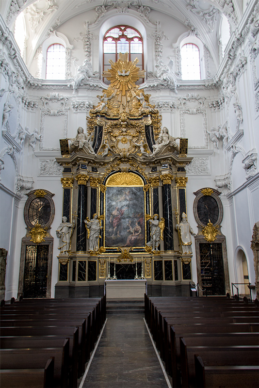 Altar im linken Kirchenflügel.