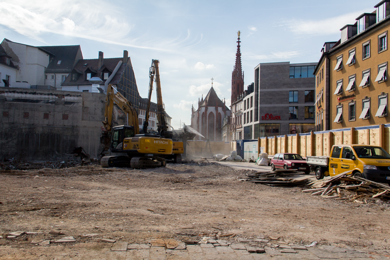 September 2012: Das Gebäude ist verschwunden und man hat einen selten gesehenen freien Blick hinunter zur Marienkapelle.