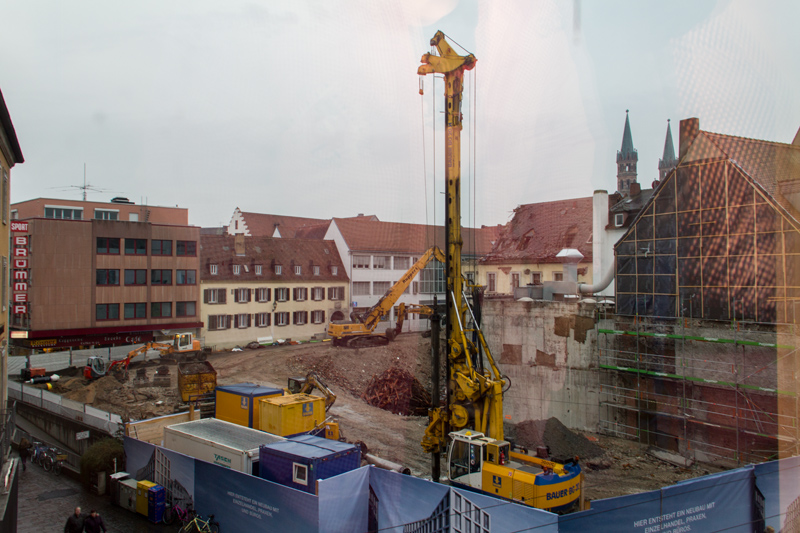 Blick aus dem S.Oliver Geäude am Oberen Marktplatz auf die Großbaustelle im November 2012.