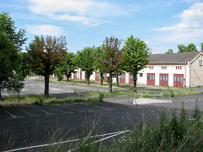 Blick über den Zaun auf das Gelände der ehemaligen Kaserne.