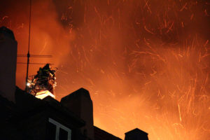 Respekt und Dank an alle beteiligten Rettungskräfte! Auf dem Bild kämpfen Feuerwehrleute auf der Drehleiter im Funkenflug gegen die Flammen.