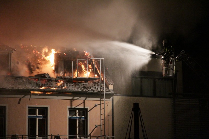 Die Feuerwehr hatte die Drehleiter in den Innenhof gefahren um das Dach löschen zu können.