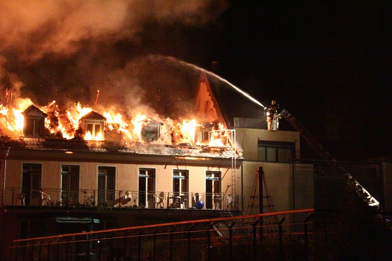 Der komplette Dachstuhl wurde ein Raub der Flammen.