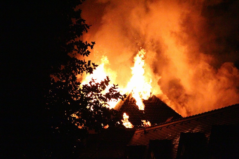 Meter hohe Flammen schlugen allerorten durch den Dachstuhl in den Nachthimmel.