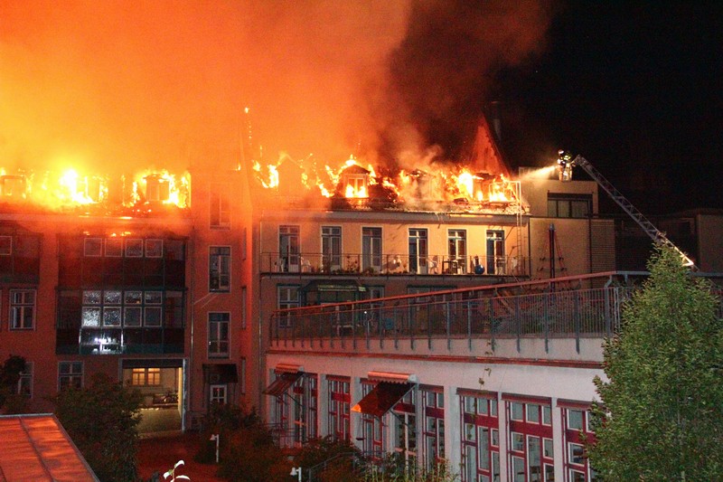 Die Feuerwehr bezeichnet so eine Einsatzlage für gewöhnlich als "Haus steht im Vollbrand".