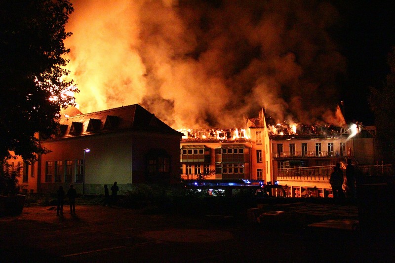 Die Hitze der Flammen war auch aus dieser Entfernung noch deutlich zu spüren!