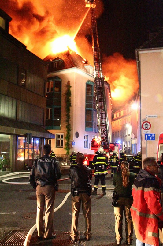 Die Feuerwehren hatten drei Drehleitern im Einsatz - eine stand direkt an der Ecke Münzstraße / Zwinger.