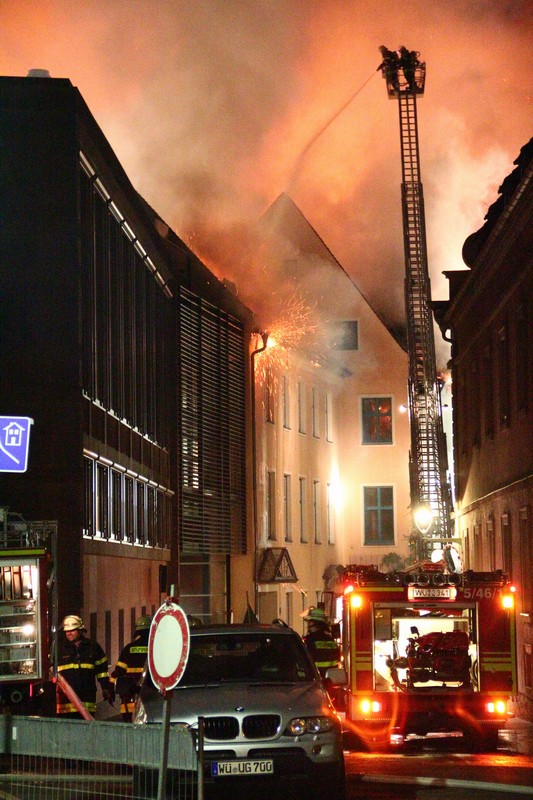 Eine weitere Drehleiter war in der Peterpfarrgasse vor dem Gebäude platziert.