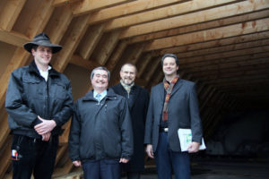 Feiern Handwerkerfest in Sankt Hildegard (von links): Johannes Mendel (Zimmermann der Firma Karch), Albrecht Siedler (Aufsichtsrat SBW-Bauträger- und Verwaltungs-GmbH), Otmar Finger (Geschäftsführer SBW-Bauträger- und Verwaltungs-GmbH) und Johannes Kraft (Bauleiter) (Foto: Vanessa Biermann / POW).