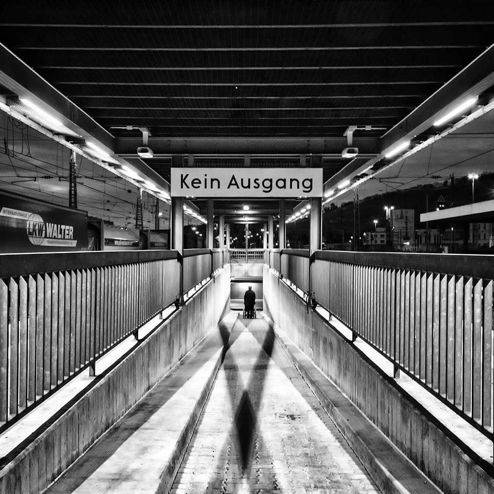 Würzburg Hauptbahnhof in Schwarzweiß.