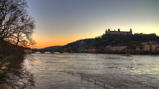 Blick auf den Main beim großen Hochwasser im Januar 2011.