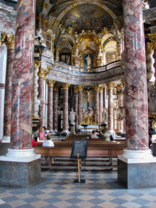 Blick in die prächtige Hofkirche der Residenz.