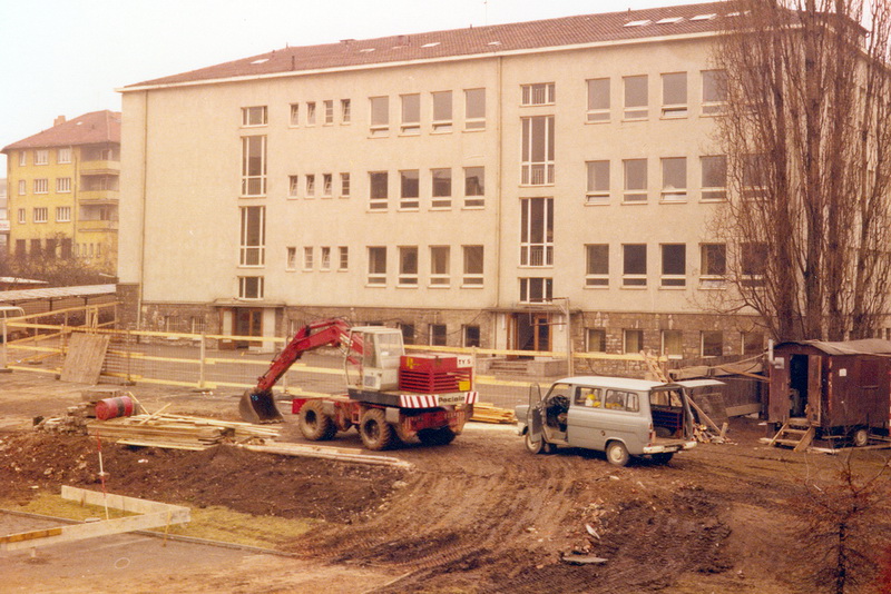 Bauarbeiten an der ehemaligen "Jakob-Stoll-Realschule" (heute "David Schuster Realschule").