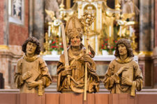 Die Büsten der drei Frankenapostel Kilian (Mitte), Totnan und Kolonat. Geschaffen von Heinz Schiestl um 1910. Die Originale stammten von Tilman Riemenschneider und wurden im zweiten Weltkrieg beim Angriff auf Würzburg zerstört.