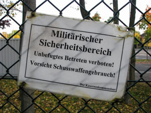 Schilder aus vergangenen Tagen: "Militärischer Sicherheitsbereich".