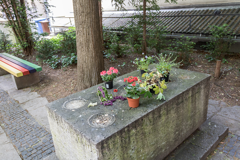 Der von Fried Heuler gestaltete Gedenkstein aus dem Jahr 1930, trägt die auf Hugo von Trimberg (um 1235 - 1313) zurückgehende Inschrift: "Her Walther von der Vogelweide, swer des vergaeze, der taet mir leide".