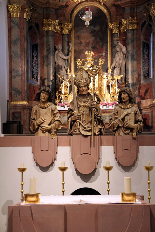 Die Büsten der drei Frankenapostel Kilian (Mitte), Totnan und Kolonat. Geschaffen von Heinz Schiestl um 1910. Die Originale stammten von Tilman Riemenschneider und wurden im zweiten Weltkrieg beim Angriff auf Würzburg zerstört.