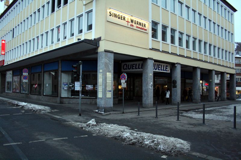 Das ehemalige Quelle-Kaufhaus in der Theaterstraße im Januar 2010. In die Räumlichkeiten ist ein Schuhgeschäft eingezogen.