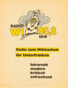 Radio W1 - Radio zum Mitmachen für Unterfranken. Handzettel wie diese lagen immer wieder mal vor dem gläsernen Studio im Wöhrl-Haus aus. Auf der Rückseite konnte man an einem Gewinnspiel teilnehmen. Der Flyer war übrigens im Original grünes Papier und ist inzwischen - weit über 20 Jahre danach - entsprechend vergilbt.