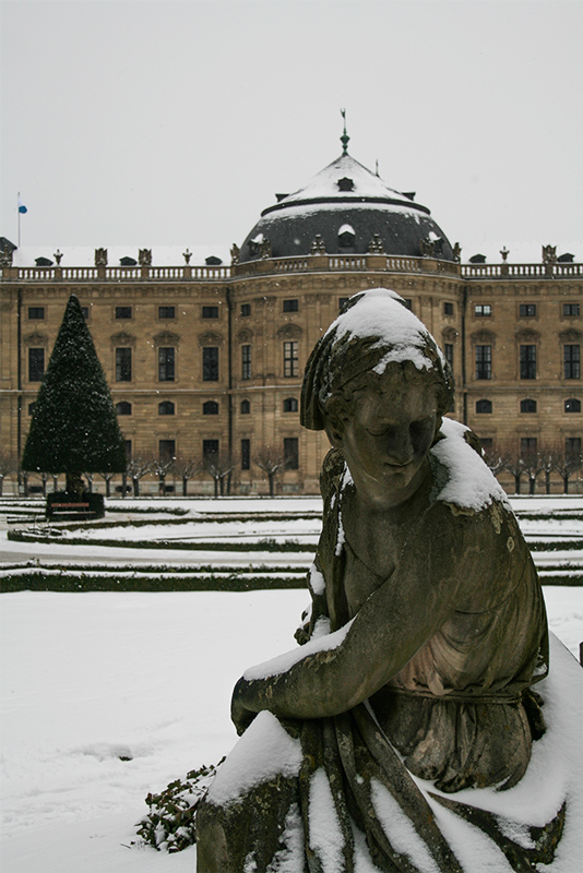 Hofgarten der Würzburger Residenz im Winter.