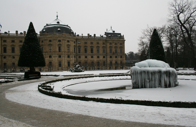 Hofgarten der Würzburger Residenz im Winter.