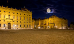Die Residenz bei nächtlichem Vollmond.