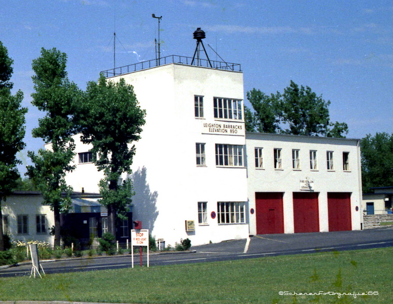 Die Feuerwache mit Flughafen-Tower in den Leighton Barracks. Das Gebäude wird auch bei der Landesgartenschau 2018 eine Bedeutung haben und wurde dazu bereits 2016 um ein Stockwerk erweitert.