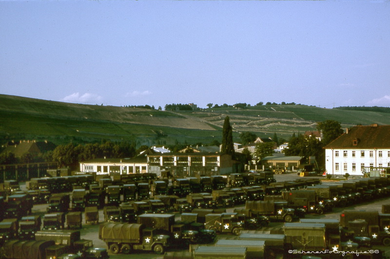 Blick auf den damaligen Fuhrpark der US-Streitkräfte in der Kaserne. Im Hintergrund die Steinburg.