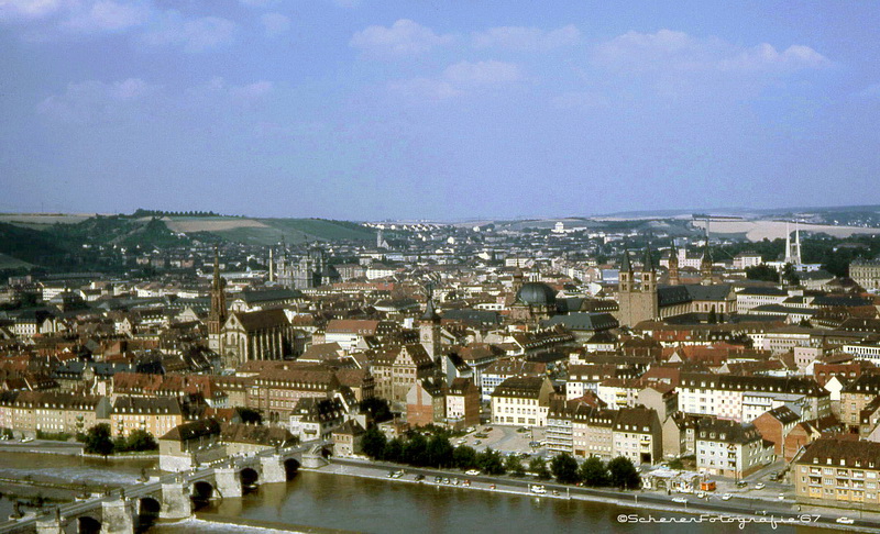 Blick auf Würzburg von der Festung aus gesehen. Links erkennt man noch ein großes Ruinengrundstück. Hier entstand Anfang der 1980er Jahre das neue Hertie-Haus (heute Wöhrl-Haus).