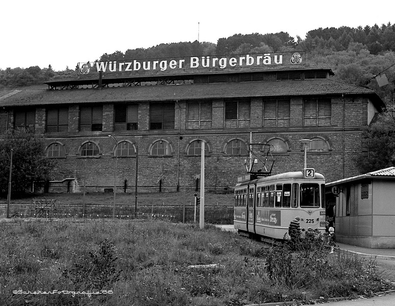 Straßenbahnendhaltestelle Mainaustraße. Im Hintergrund das Gebäude der damaligen "Würzburger Bürgerbräu".