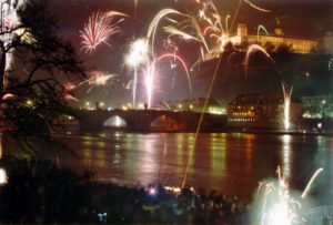 Mal zum Vergleich: So sah es an Silvester 2001 / 2002 aus, als man auf der Alten Mainbrücke und Festung noch Feuerwerk zünden durfte (ist seit 2003 verboten und wird überwacht durch Polizei und Sicherheitsdienste).