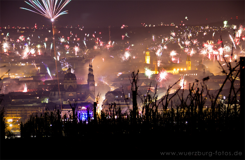 Silvester 2012 / 2013 in Würzburg mit Blick aus den Weinbergen am Stein auf Würzburg.