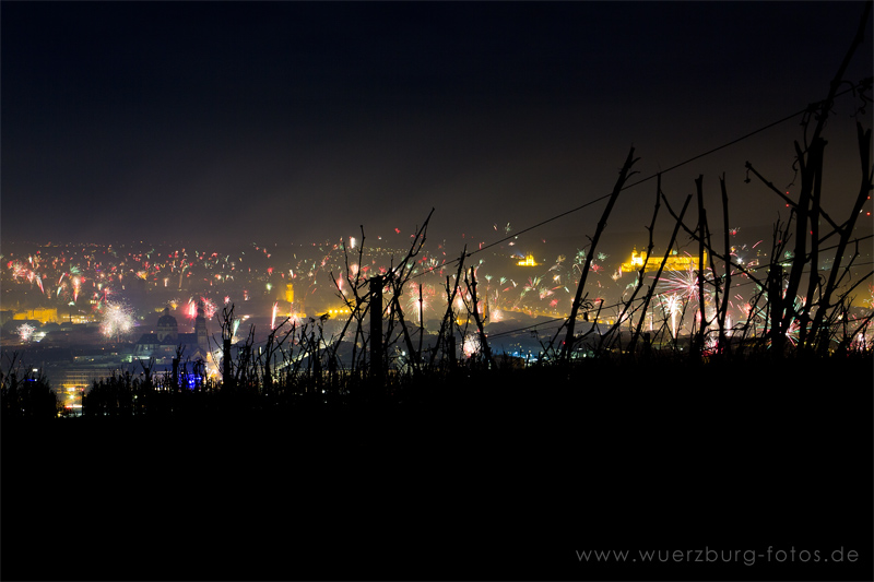 Silvester 2012 / 2013 in Würzburg mit Blick aus den Weinbergen am Stein auf Würzburg.