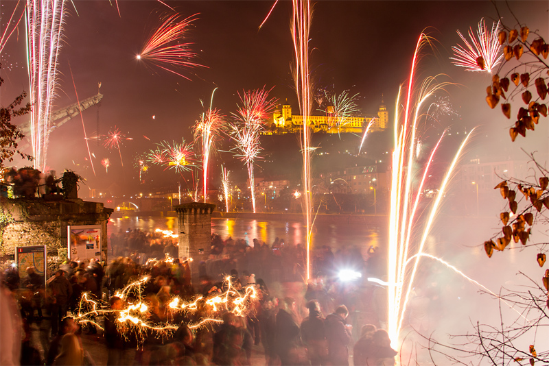 Silvester in Würzburg mit Blick vom Alten Kranen zur Festung um kurz nach Mitternacht.