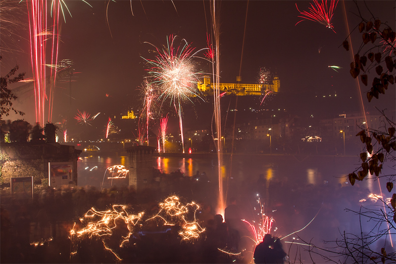 Silvester 2013 / 2014 in Würzburg mit Blick vom Alten Kranen zur Festung um kurz nach Mitternacht.