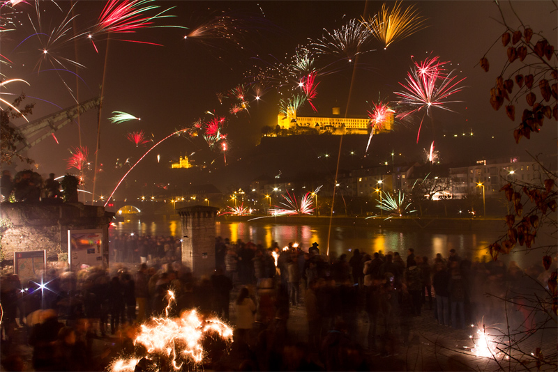 Silvester 2013 / 2014 in Würzburg mit Blick vom Alten Kranen zur Festung um kurz nach Mitternacht.