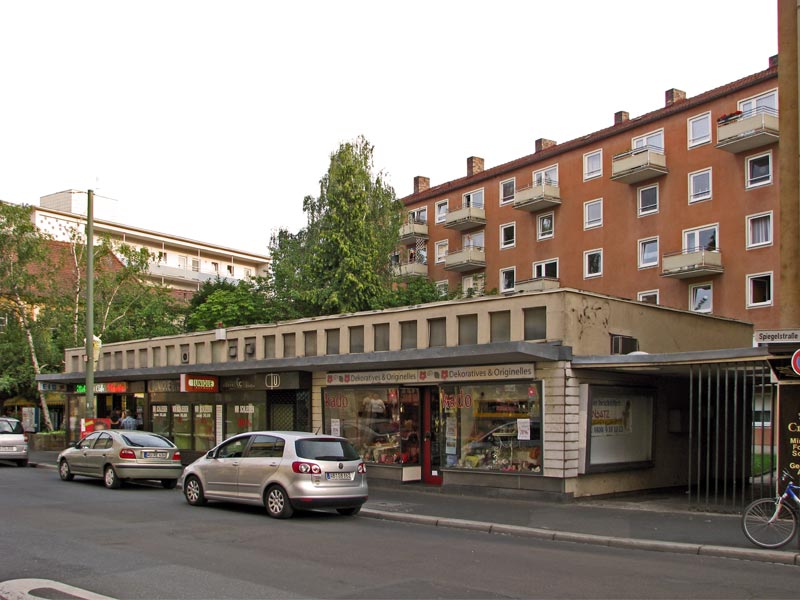 Der ehemalige Nachkriegsbau mit dem Café Venezia im September 2008.